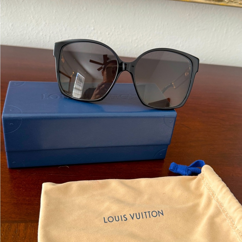 LV Sunglases like new no scratches